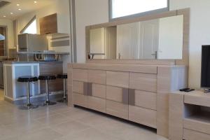 Studio climatisé avec terrasse, fibre et Wi FI .