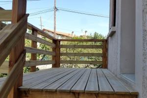 Studio climatisé avec terrasse, fibre et Wi FI .