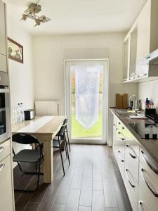 near Düsseldorf Messe and Airport, two Bedrooms, Parking, Kitchen and Garden