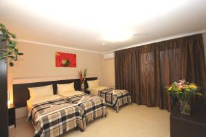 Triple Room with Shared Bathroom and Balcony room in Hotel Dali