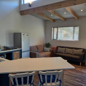 Brand new cottage, walk to beach - inverter, wi-fi, DSTV