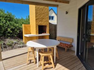 Brand new cottage, walk to beach - inverter, wi-fi, DSTV