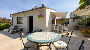 Villas Charmante location en 2 parties dans le village de Loix : Maison de Ville 3 Chambres