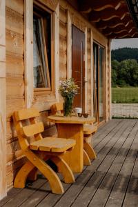 Drewniana Osada w Górach Polne Domki