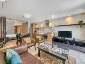 Soak up canal views, Walk to V&A Waterfront and CTICC