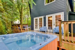 Rhododendron Creekside Cabin with Hot Tub and Fire Pit