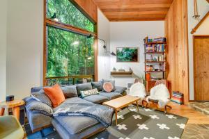 Rhododendron Creekside Cabin with Hot Tub and Fire Pit