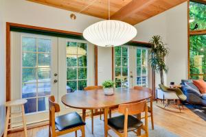 Rhododendron Creekside Cabin with Hot Tub and Fire Pit