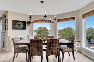 Pool and Dock Access Lakefront Hot Springs Condo! - Lake Hamilton