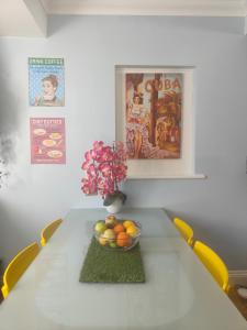 Self-contained flat, off street parking close to town and beach