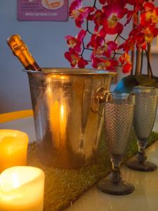 Self-contained flat, off street parking close to town and beach