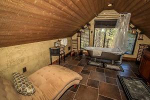 How Sweet It Is~ Downtown Village Retreat Cabin~ Walk to Marinas and Shopping