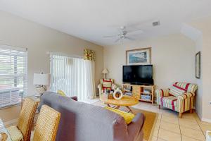 4BR with Private Hot Tub, Foosball On-Site Pool