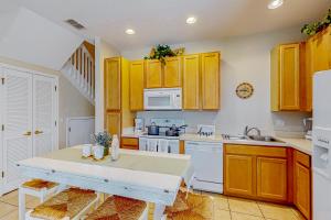 4BR with Private Hot Tub, Foosball On-Site Pool