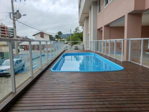 041 - Amplo Apartamento na Praia de Bombas