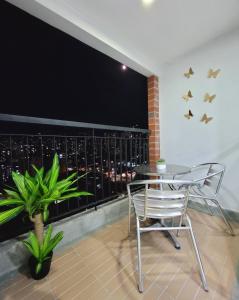 Modern High-Rise 22 Apartment with City View.