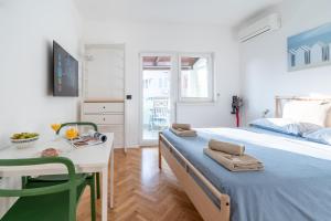 Modern Studio with Terrace, Bikes & Parking