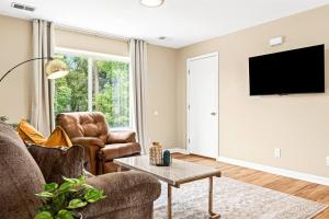 New! Comfy 1BR Upper Flat near Downtown Roseville