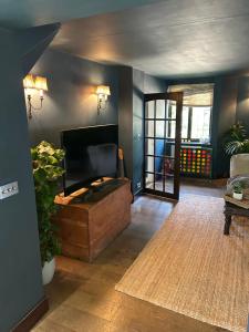 Chichester Retreat with Large Private Mature Garden