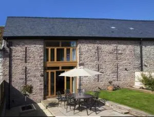 Marina View, Near Canal and Mountains - Scethrog