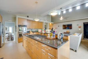 House with Hot Tub and Deck - Walk to Seaside Beach!