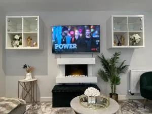 Stylish Meets Luxury! 2 Bed 2 Bath Family Home - Rainham