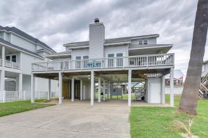 Pet-Friendly Condo with Seasonal Pool in Galveston!
