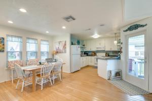 Pet-Friendly Condo with Seasonal Pool in Galveston!