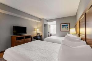 Queen Room with Two Queen Beds - View room in Best Western Bridgeview Hotel