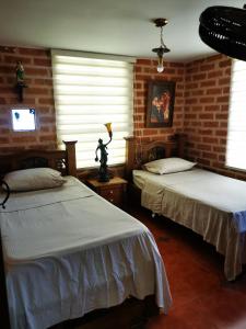 Finca con forma de castillo y piscina en Sopetrán