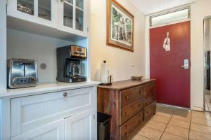 Kihei Bay Surf 208- Updated partial oceanview studio across from beach