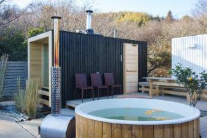 離島-宿navelの学校-三原港から船で14分