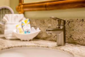 Kaleialoha 413- Remodeled Top floor and direct oceanfront views