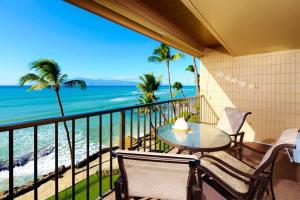 Kaleialoha 413- Remodeled Top floor and direct oceanfront views
