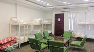 Phòng Ngủ Tập Thể Cho Cả Nam Và Nữ (Mixed Dormitory Room)