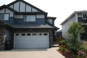 Entire Home AC 4Beds Sleeps 8 Double Garage Near WEM Free Wifi & Netflix - Stony Plain