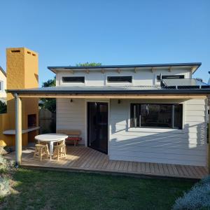 Brand new cottage, walk to beach - inverter, wi-fi, DSTV