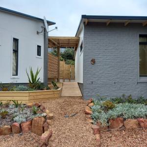 Brand new cottage, walk to beach - inverter, wi-fi, DSTV