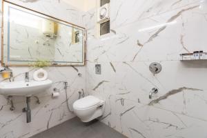Homlee-Jumbo 1BHK-2AC-Kitchen-Lift-Parking-Tapovan