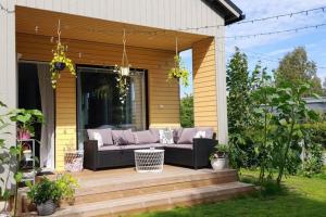 Valoisa talo lähellä palveluita