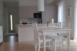 Valoisa talo lähellä palveluita