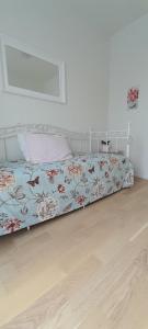 Valoisa talo lähellä palveluita