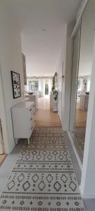 Valoisa talo lähellä palveluita