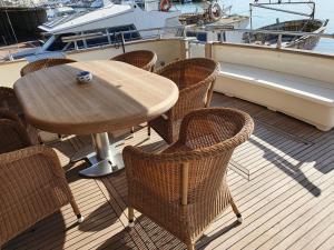 Imbarcazione Luxury CANADOS 86 FLY