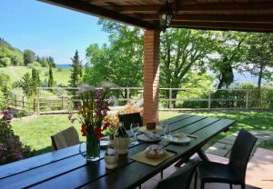 ISA-Chalet Elena in Montescudaio, with air conditioning, on the ground floor with fenced garden