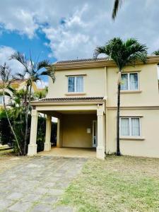 Elegant villa with direct access to the beach
