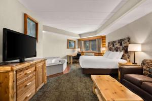 King Room with Spa Bath and Roll-In Shower - Mobility Accessible/Non-Smoking room in Best Western Northwoods Lodge