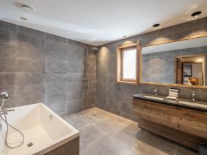 Chalets Chalet de luxe familial avec piscine et sauna, proche des pistes et commodites a Courchevel Le Praz - FR-1-568-37 : photos des chambres