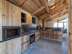 Chalets Chalet de luxe familial avec piscine et sauna, proche des pistes et commodites a Courchevel Le Praz - FR-1-568-37 : photos des chambres
