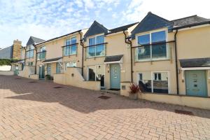 BEACHSIDE modern home, dogs welcome